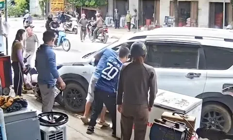 Phản ứng nhanh của anh thợ điện lạnh cứu tài xế nghi đột quỵ trong xe ô tô