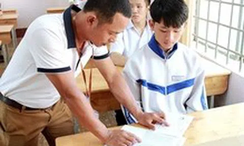 Khi điểm chuẩn vào lớp 10 'chạm đáy'