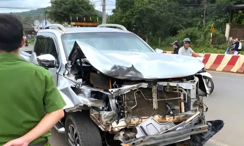 Tài xế ô tô bán tải lái xe rời khỏi hiện trường sau khi gây tai nạn