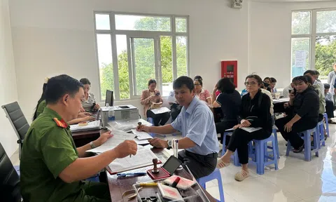 Công an Đắk Lắk làm việc xuyên ngày nghỉ để thu hồi, cấp đổi con dấu