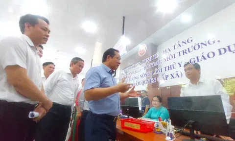 Chủ tịch UBND TPHCM ‘hỏi xoáy’ cán bộ phường khi khảo sát vận hành chính quyền hai cấp