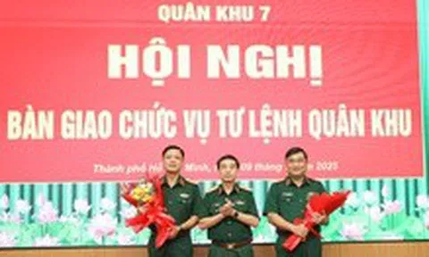 Trung tướng Nguyễn Trường Thắng bàn giao chức vụ tư lệnh Quân khu 7 cho Thiếu tướng Lê Xuân Thế