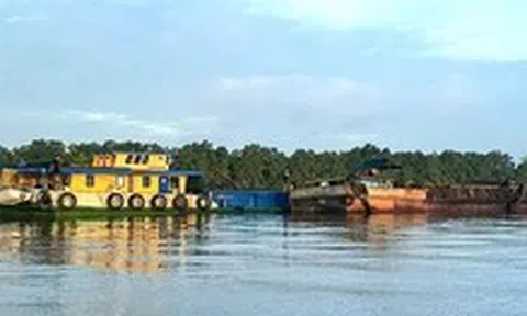 Tạm giữ 5 tàu vận chuyển trái phép 193m³ cát trên sông Cửa Tiểu