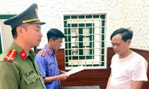 Một phóng viên bị bắt về hành vi sử dụng giấy tờ giả