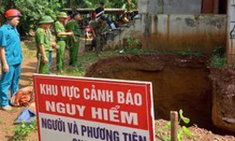 ‘Hố tử thần’ khoét sâu vào móng nhà dân ở Phú Thọ