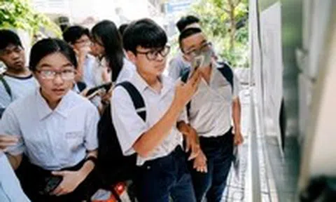 Cấm học sinh dùng điện thoại trong trường: Cần làm ngay!
