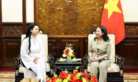 Nữ phi hành gia gốc Việt đầu tiên bay vào vũ trụ bàn giao hạt giống sen cho Việt Nam