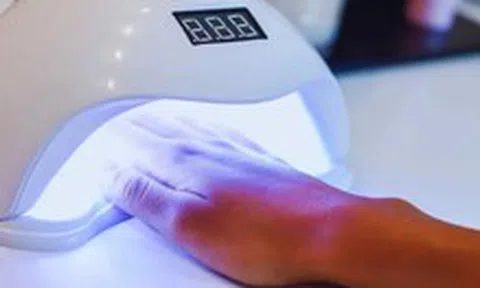 Đèn làm móng 'hủy hoại' da thế nào?