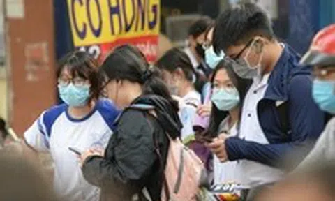 Là phụ huynh và giáo viên, tôi hoàn toàn tán thành cấm điện thoại trong trường