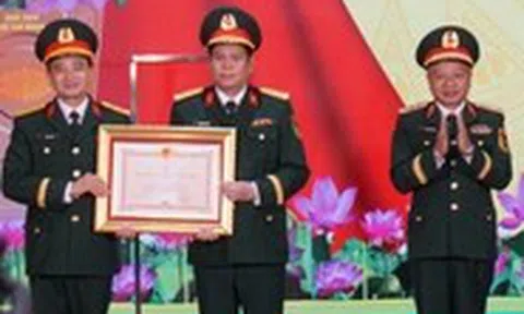 Có một nơi chuyên xuất bản sách của các lãnh tụ, tướng lĩnh, những cuốn sách đi khắp chiến trường