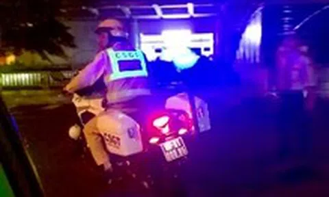 Cảnh sát giao thông dẫn đường taxi chở bé trai co giật đến bệnh viện cấp cứu kịp thời