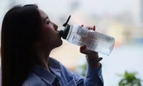 Thói quen mặc quần bó, lười uống nước tăng nguy cơ viêm đường tiết niệu