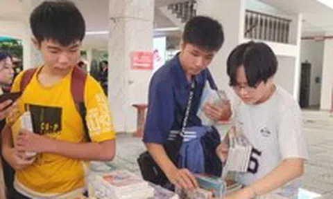 Sôi nổi nhiều bạn trẻ tham gia ngày hội sách 'Mơ hỏi mở' 2025