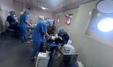Vượt điều kiện khắc nghiệt, y bác sĩ TP.HCM khám sức khỏe miễn phí cho quân dân Trường Sa