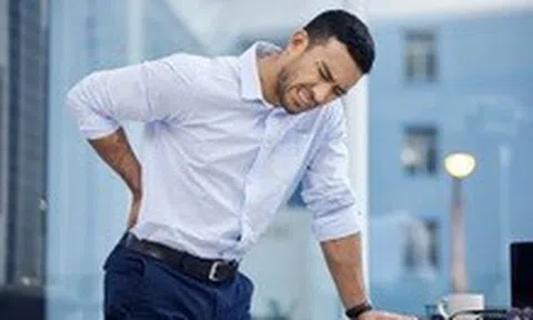 Có cách tự bấm huyệt tay và dùng thảo dược trị đau lưng cấp tính, vẹo lưng?