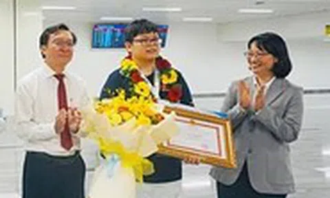 Nam sinh giành huy chương bạc toán quốc tế kể 540 phút 'cân não' làm bài thi