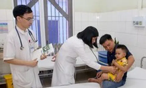 Bé trai 2 tuổi ngã xuống hồ cá koi được cứu sống thần kỳ