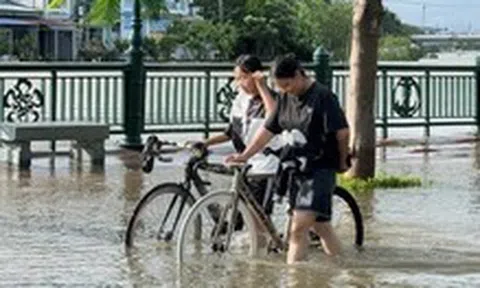 Thủy triều lên nhanh sau bão số 3, nhiều đường phố Hải Phòng thành sông