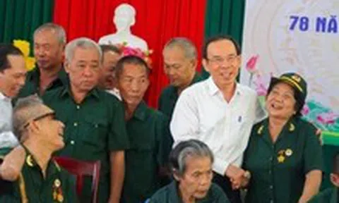 Bí thư Thành ủy TP.HCM Nguyễn Văn Nên thăm hỏi, động viên thương bệnh binh tại Long Hải