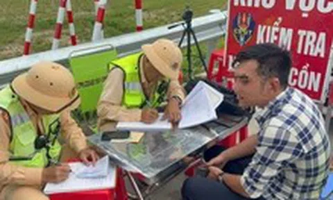 Bị phạt vì để tài xế sử dụng bằng lái B2 điều khiển xe khách trên cao tốc