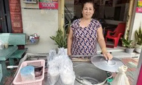 Nhiều người mua chè giúp người bán bị té gãy chân