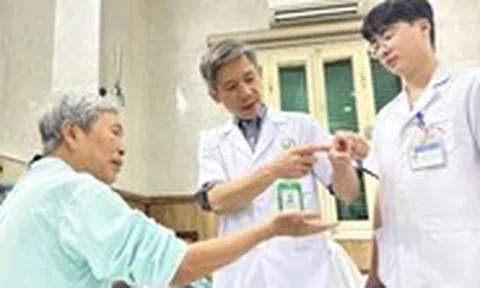 Phẫu thuật lấy mảnh đạn găm trong cánh tay người thương binh suốt nửa thế kỷ