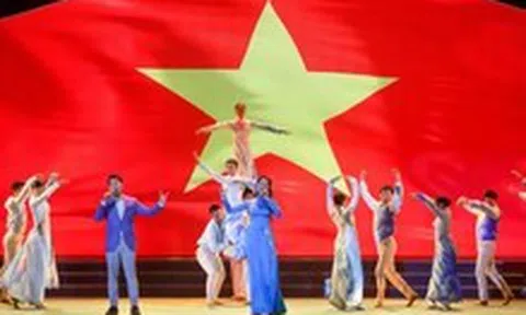 ‘Côn Đảo - Bản hùng ca bất tử’ thu hút đông đảo người dân trong đêm nghệ thuật tri ân