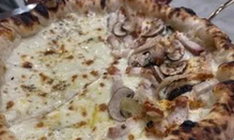 Quẹo hẻm tìm quán của Phú, ăn pizza Ý vị heo quay cải chua