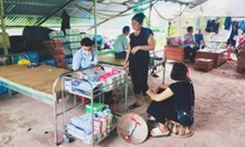 Trạm y tế xã vùng lũ bị cuốn trôi, Nghệ An lập trạm y tế dã chiến khẩn cấp hỗ trợ bà con