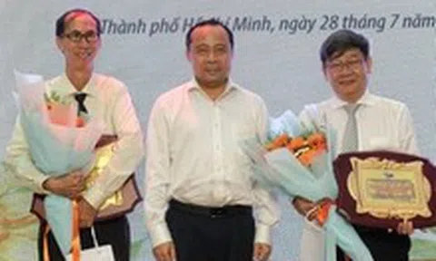 Trường Phổ thông Năng khiếu tri ân thầy Lê Bá Khánh Trình và thầy Nguyễn Thanh Hùng