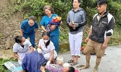 Bác sĩ đỡ đẻ sản phụ vùng lũ bên đường