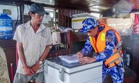 Cảnh sát biển 4 bắt khoảng 300.000 lít dầu lậu trong hai ngày liền