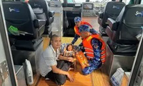 Hai bố con 'hồi sinh trở lại sau một đêm lênh đênh trên biển'