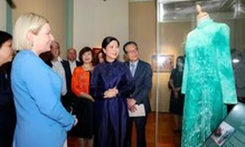 Phu nhân Ngô Phương Ly tặng áo dài, tranh sơn mài cho bảo tàng Nga