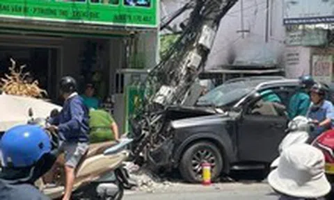 Xe bán tải mất lái tông gãy cột điện ở phường Thủ Đức, nghi do tài xế đột tử