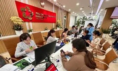 Phường Bình Tiên hỗ trợ người dân sử dụng VNeID, dịch vụ công '1 kèm 1'