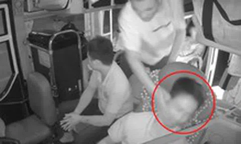 Hành khách nghi say xỉn tát tài xế khi xe khách đang chạy