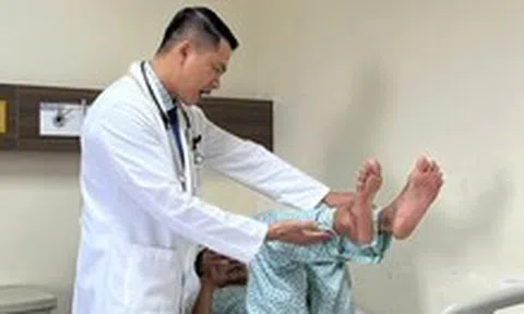 Chồng đột quỵ, vợ xem mạng xã hội chích máu đầu ngón tay dẫn đến nguy kịch