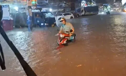 Sau một ngày nắng, TP.HCM sấm chớp sáng trời, mưa ngập nhiều nơi