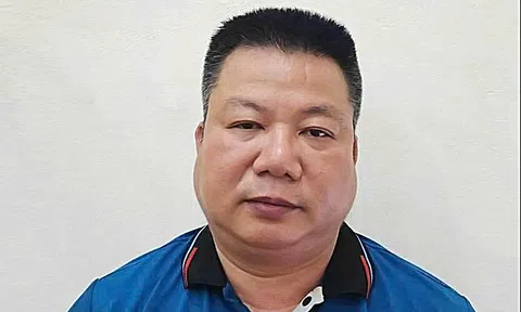 Khởi tố tài xế ô tô xin nhập làn không được, chạy lên xe khách rút chìa khóa bỏ đi