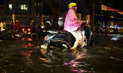 Nhiều tuyến đường TP.HCM ngập sâu, dự báo mưa còn kéo dài những ngày tới