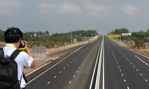 Thời mà 'ai cũng có thể xuất bản tin', xã hội phải có 'hệ miễn dịch' với tin giả