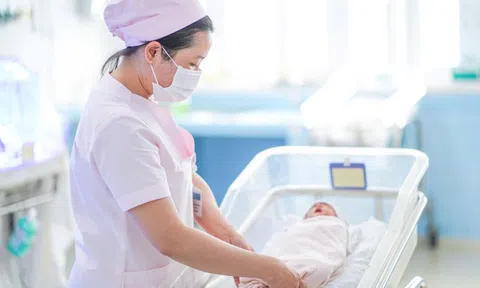 Đón bé trai 1,7kg chào đời từ người mẹ có khối u ác tính