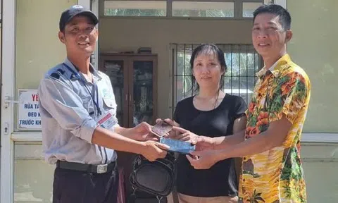 Dùng máy dò kim loại, tìm được thứ quý giá đánh rơi của một nữ du khách