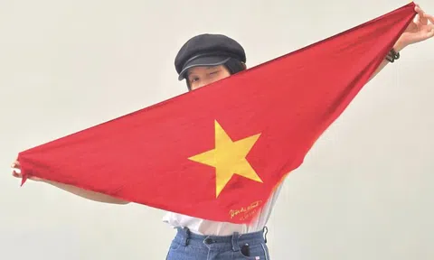 Một phụ kiện thời trang bất ngờ 'sốt hàng' trước thềm Quốc khánh 2-9