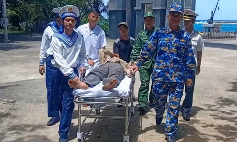 Quân y Trường Sa cấp cứu ngư dân bị đột quỵ não trên biển