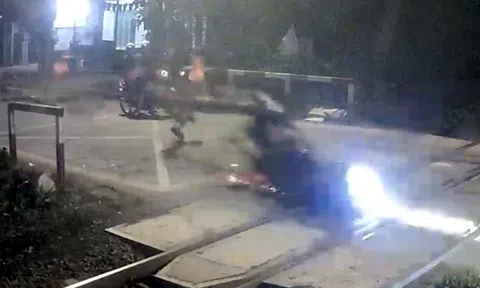 Lao xe máy vào gác chắn đã hạ, hai người được cứu ngay trước mũi tàu lửa