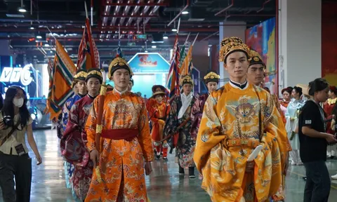 Đồng tiền đầu tiên của nước Việt, cổ phục thời Đinh gây chú ý tại Triển lãm thành tựu đất nước