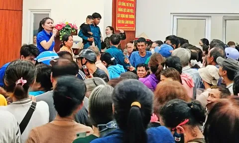 Người dân đi nhận tiền quà Quốc khánh quá đông, chính quyền nỗ lực giải quyết