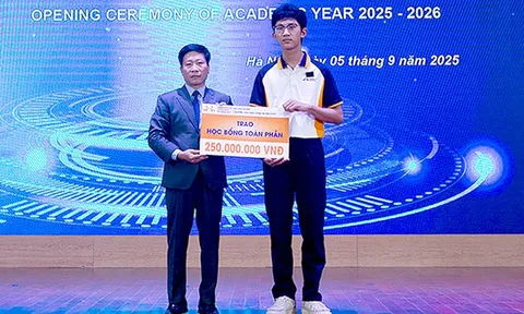 Nam sinh mất 4 người thân vụ lật tàu Hạ Long nhận học bổng toàn phần trong ngày khai giảng